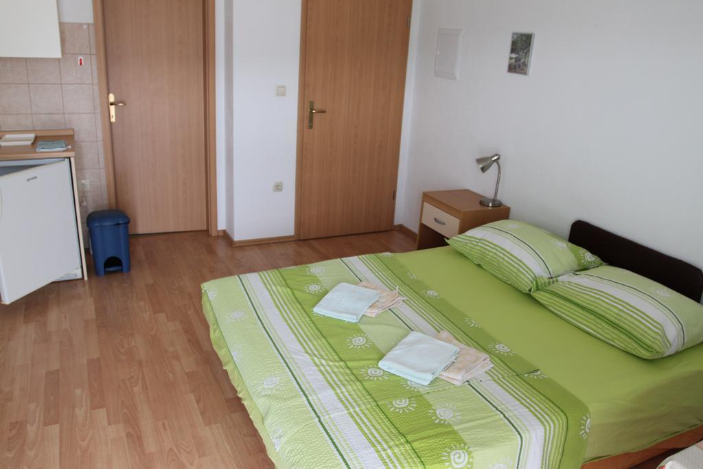 Apartments Marinko Stari Grad  Rum bild